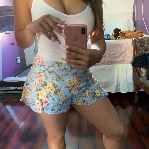 Flowered print shorts - Picture 2 of 5